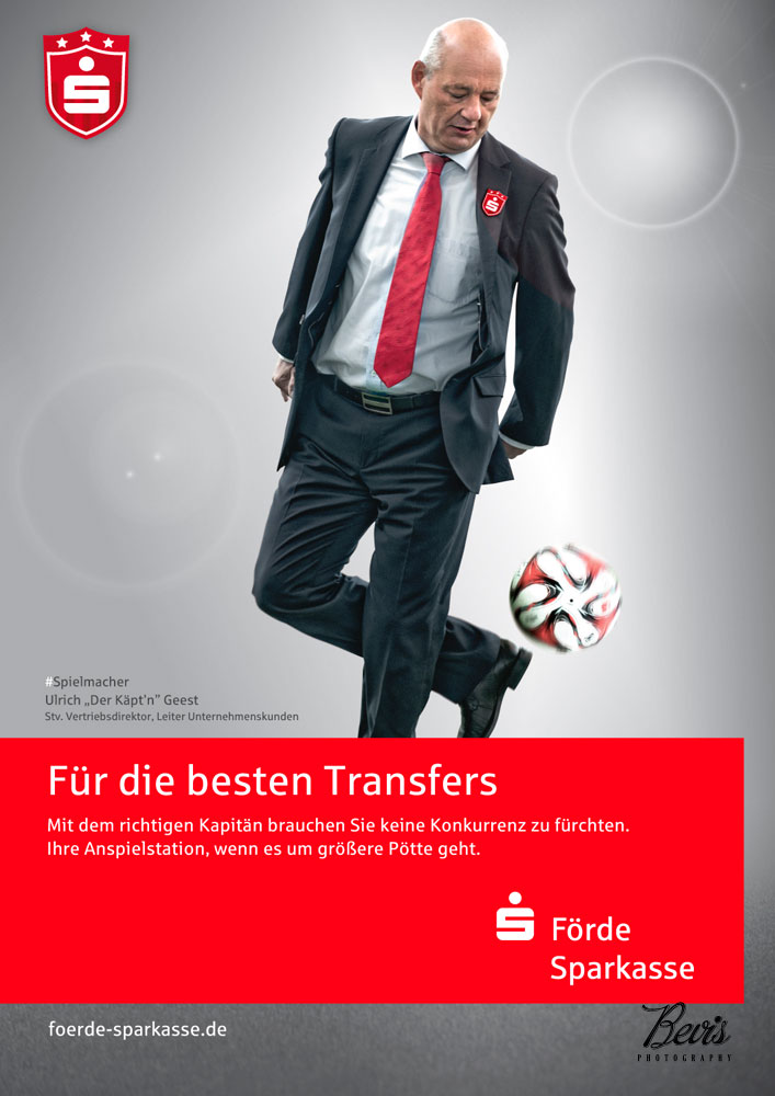 Bevis, Fotograf in Kiel. Werbekampagne für die Sparkasse. Mann spielt Fußball.
